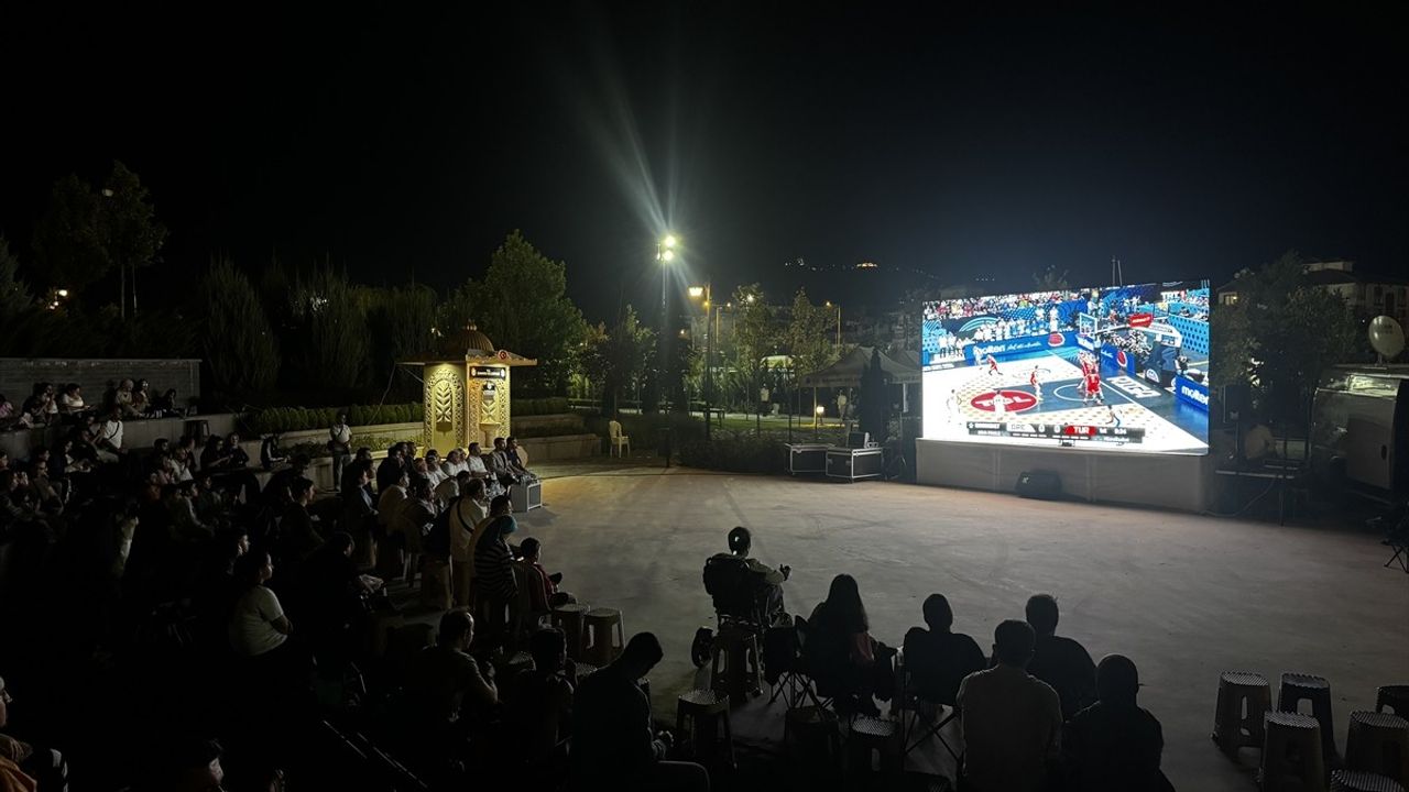 Çankırı’da vatandaşlar EuroBasket 2025 yarı finalini Devlet Bahçeli Parkı’ndaki dev ekranda izledi
