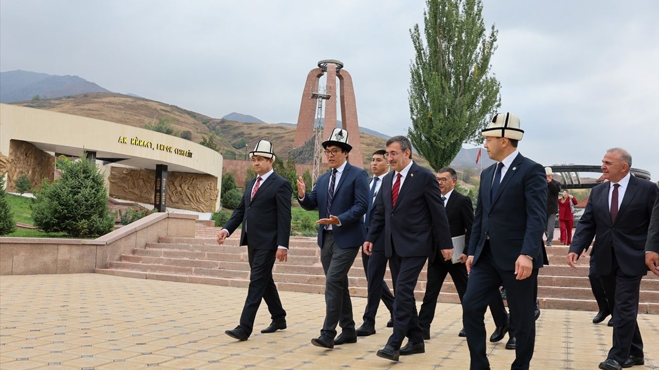 Cevdet Yılmaz Ata Beyit Ulusal Tarih ve Anıt Kompleksi'ni ziyaret etti