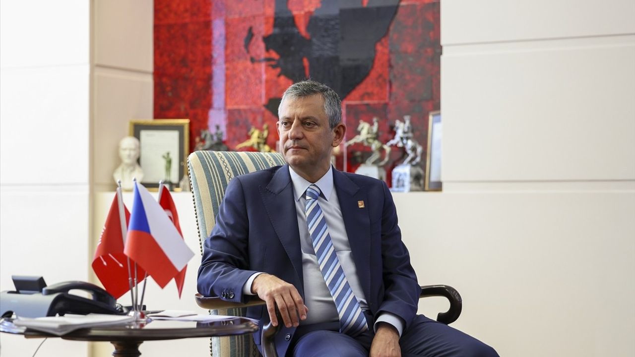 CHP Genel Başkanı Özgür Özel, Çekya'nın Ankara Büyükelçisi Petr Stepanek ile görüştü