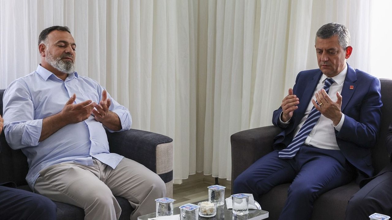 CHP Genel Başkanı Özgür Özel, Elazığ'da Şehit Piyade Sözleşmeli Er Sefer Alan'ın Ailesini Ziyaret Etti