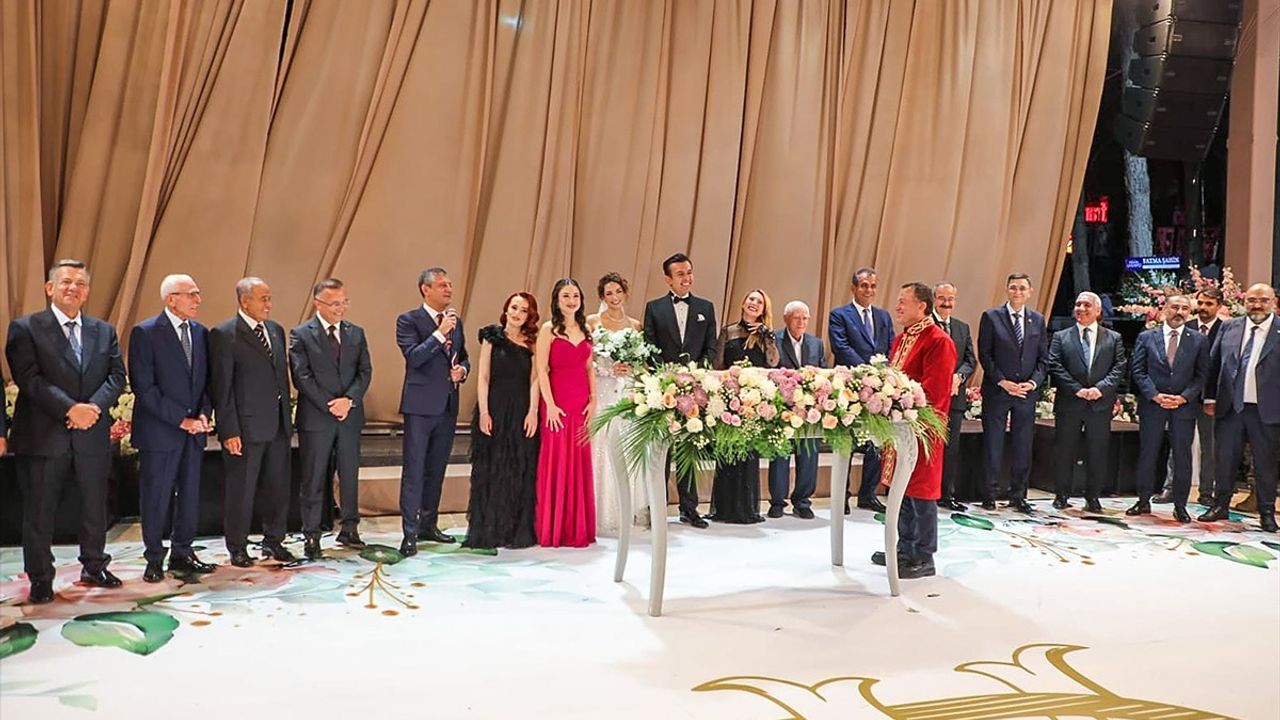 CHP Genel Başkanı Özgür Özel, Gaziantep’te milletvekili ailelerinin nikahına katıldı