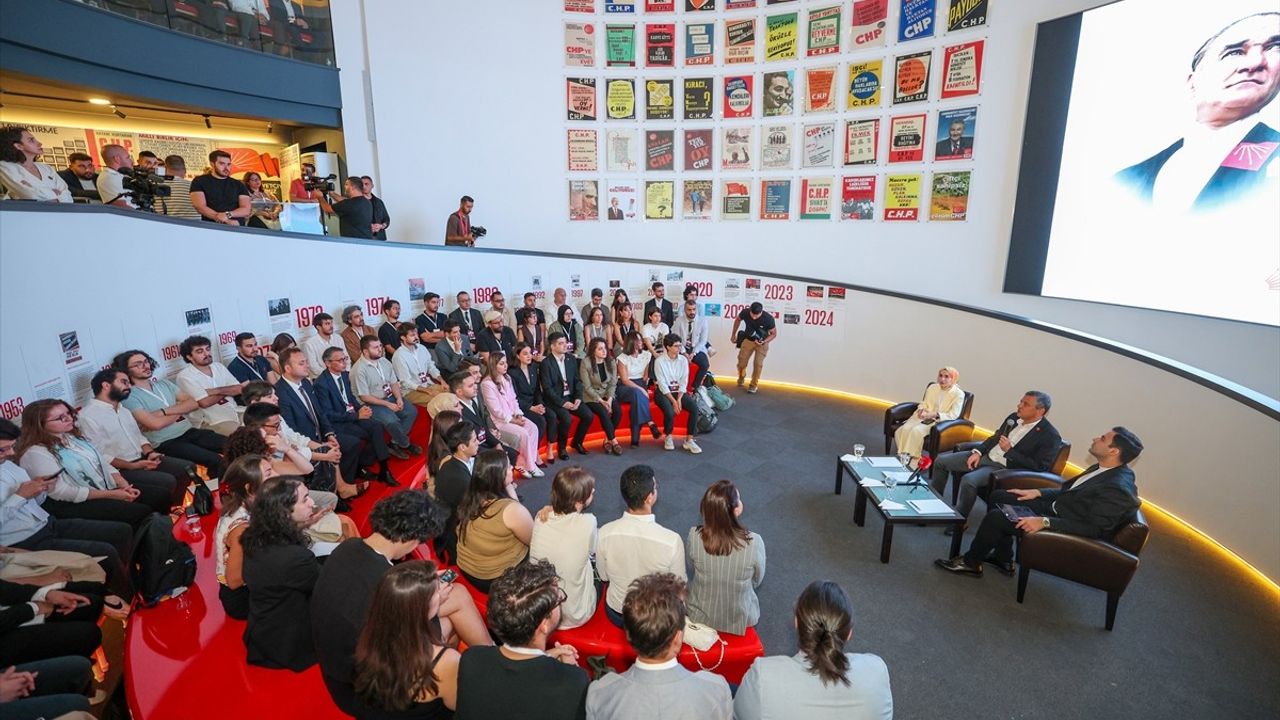 CHP Genel Başkanı Özgür Özel, genel merkezde gençlerle buluştu