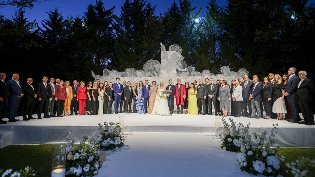 CHP Genel Başkanı Özgür Özel, Gökan Zeybek'in oğlunun düğününde nikah şahitliği yaptı