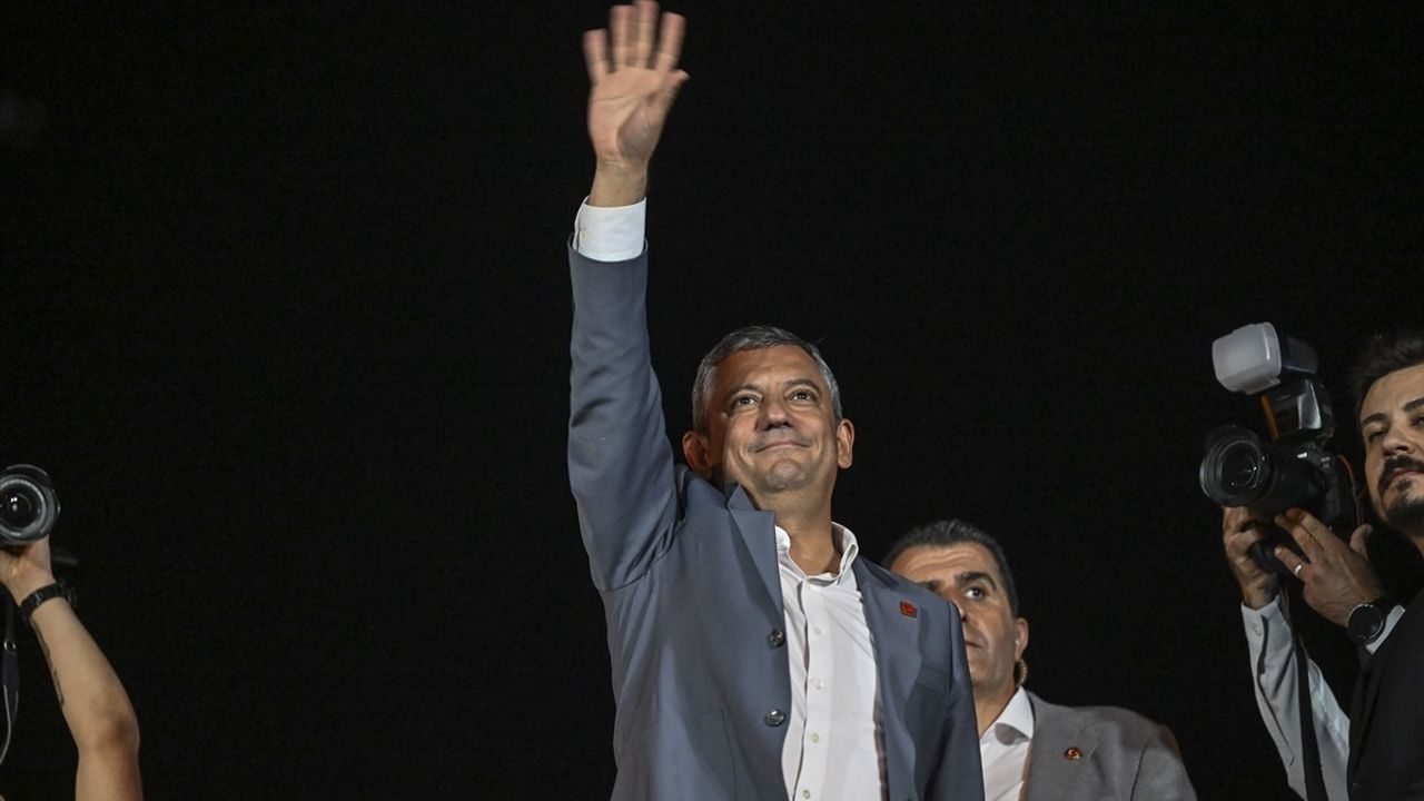 CHP Genel Başkanı Özgür Özel Kadıköy Mitinginde: 'Millet iradesine sahip çıkıyor'