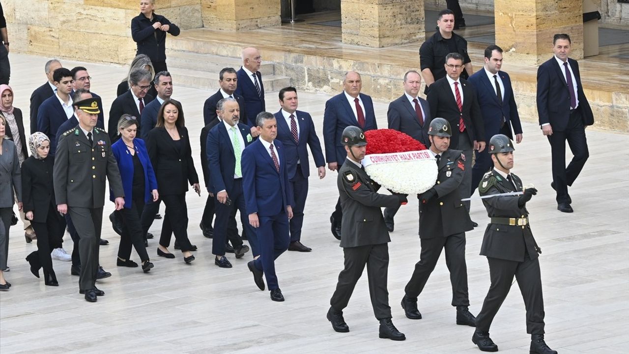 CHP Genel Başkanı Özgür Özel, yeni PM ve YDK üyeleriyle Anıtkabir'i ziyaret etti