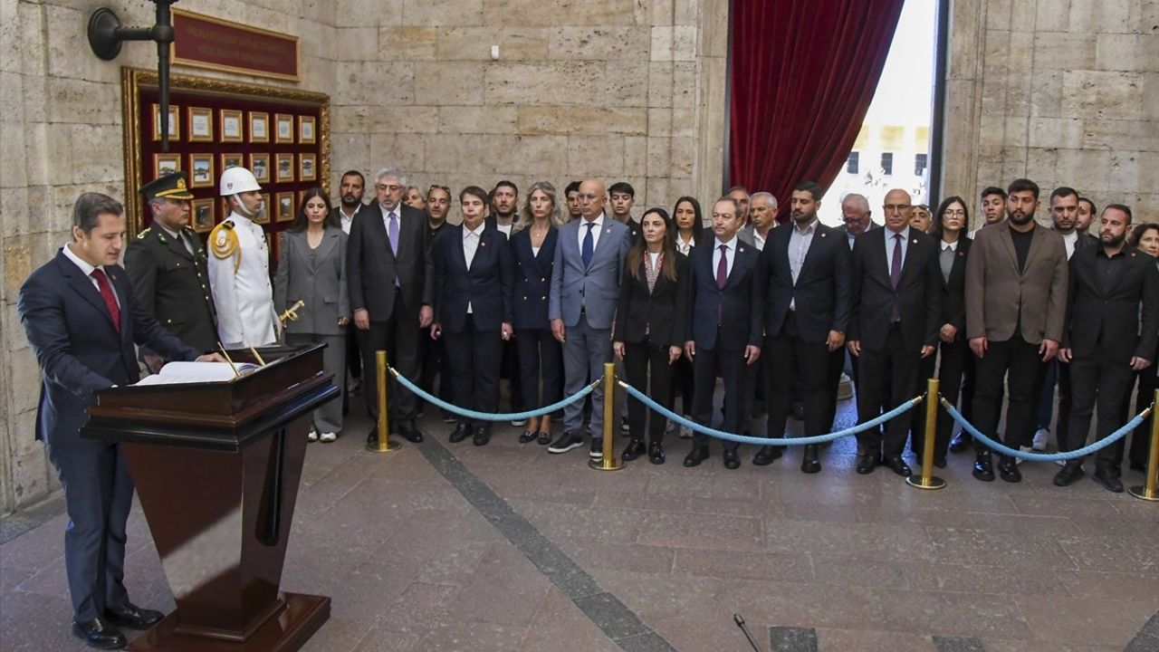 CHP heyeti, 22. Olağanüstü Kurultay öncesi Anıtkabir'i ziyaret etti
