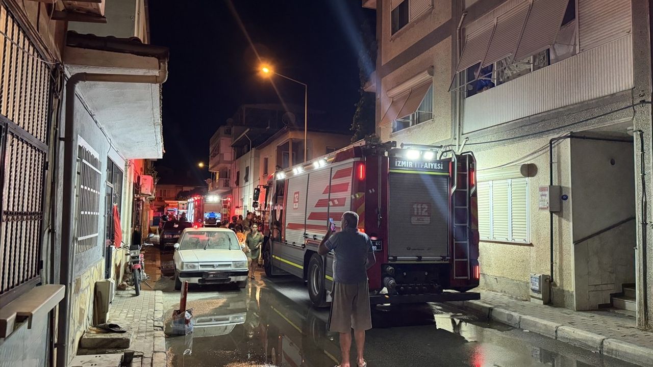 Çiğli'de Elektrik Kontağı Şüphesiyle Çıkan Yangın Evi Kullanılamaz Hale Getirdi