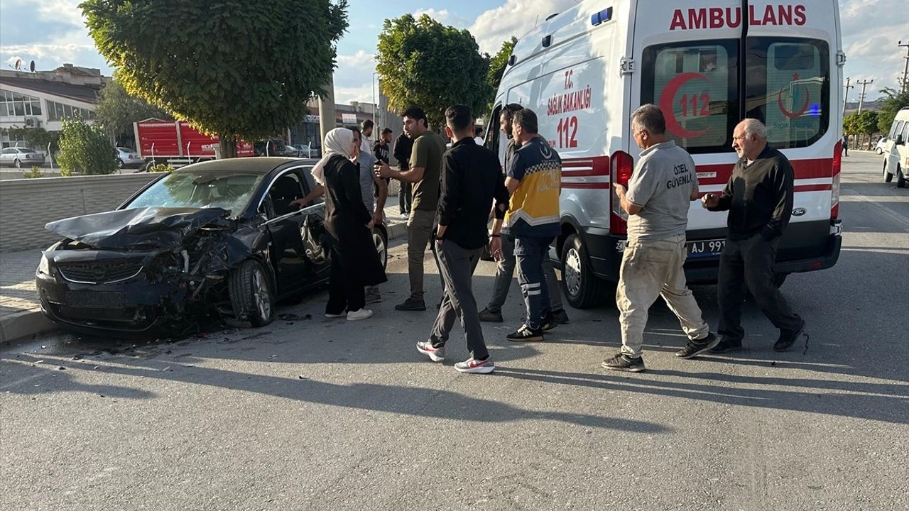 Çorum Alaca'da hafif ticari araç ile otomobil çarpıştı: 3 kişi yaralandı