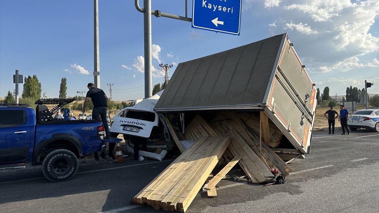 Çorum Alaca'da kamyonet ile minibüs çarpıştı: 5 kişi yaralandı