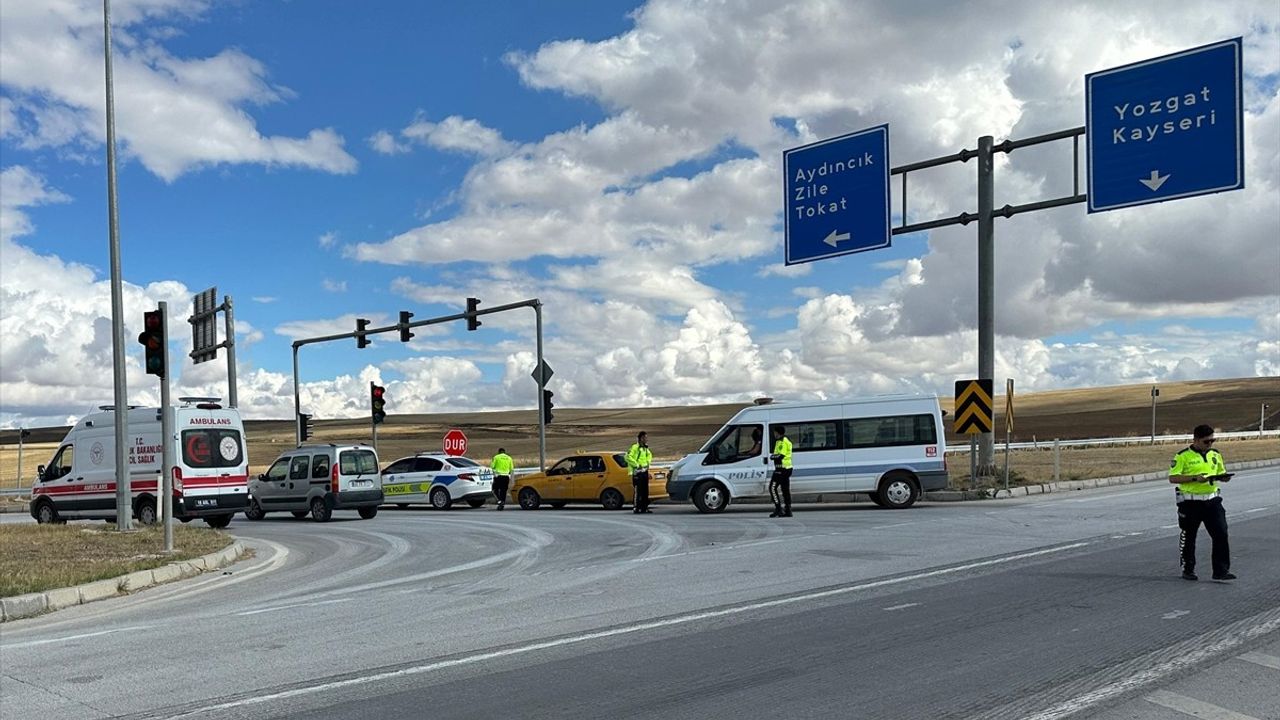 Çorum Alaca'da taksi ile elektrikli motosiklet çarpıştı: 1 yaralı, kaza güvenlik kamerasında