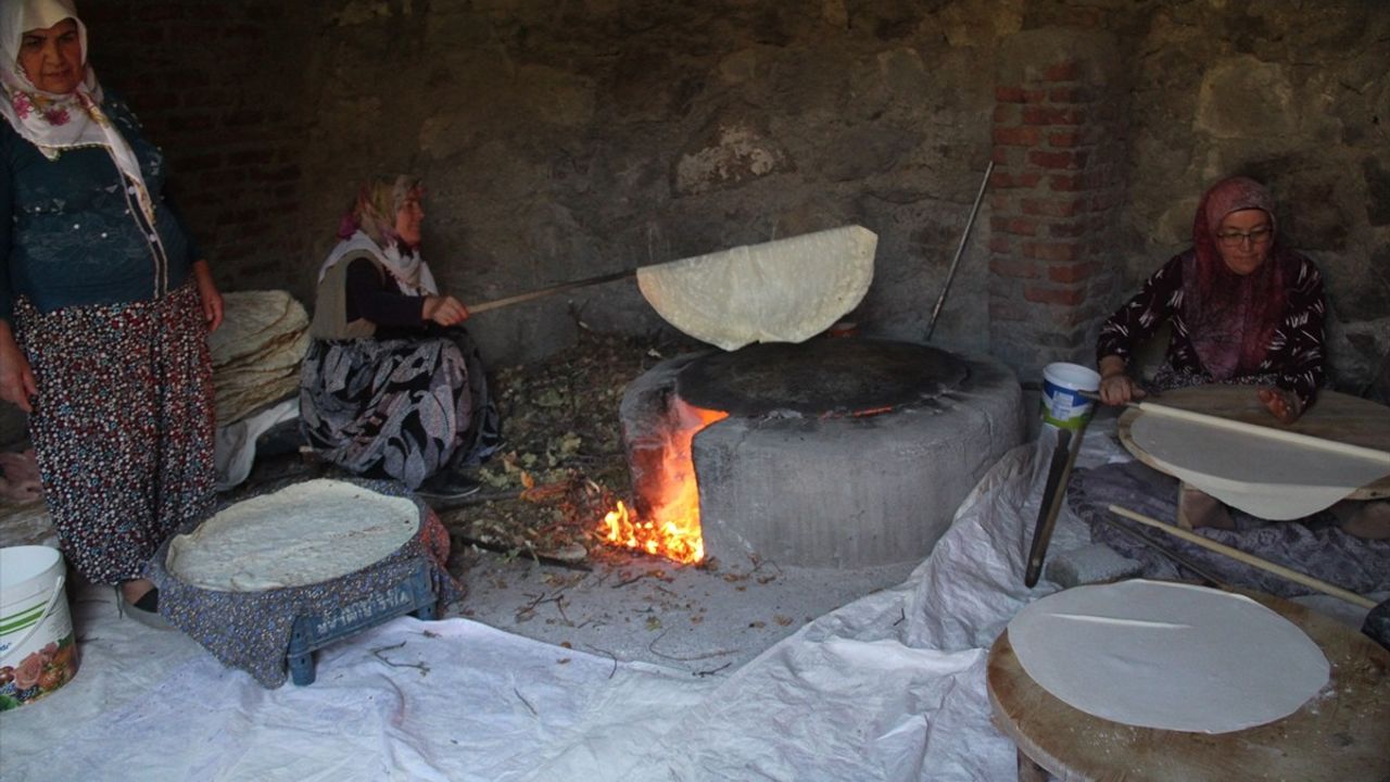 Çorum Oğuzlar'da asırlık imece geleneğiyle kışlık yufka hazırlığı başladı