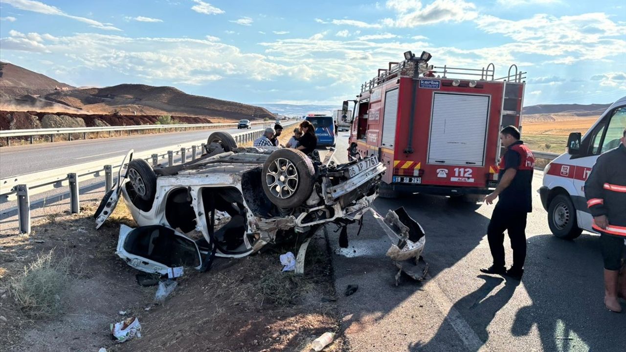 Çorum Sungurlu'da devrilen otomobilde 2'si ağır 3 kişi yaralandı