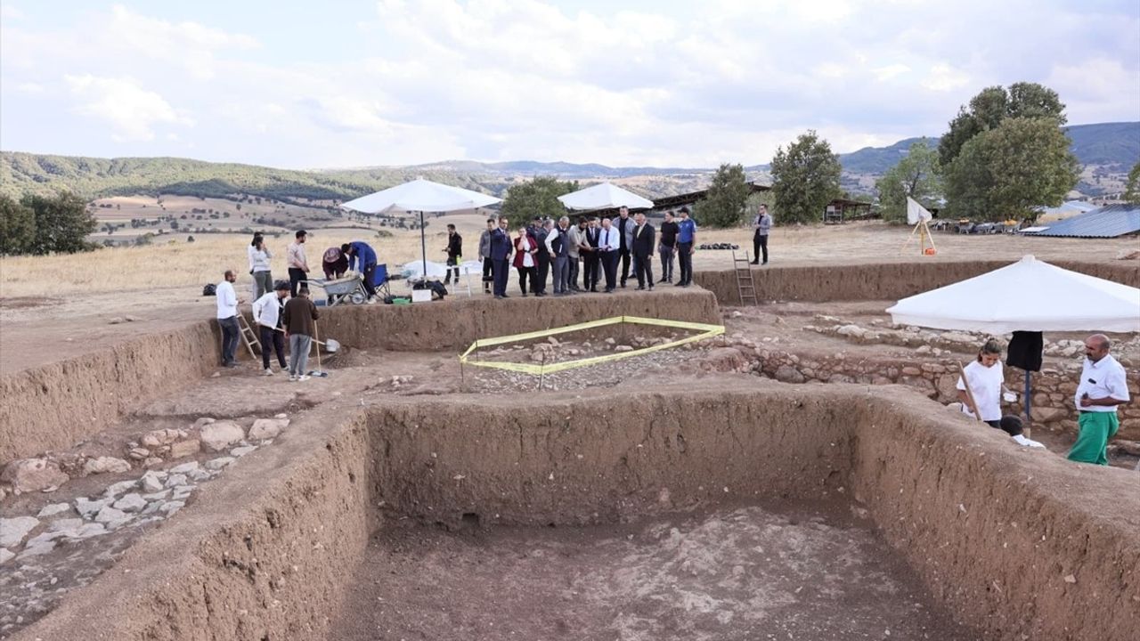 Çorum Valisi Ali Çalgan Şapinuva Antik Kenti'ndeki Kazı Alanını İnceledi