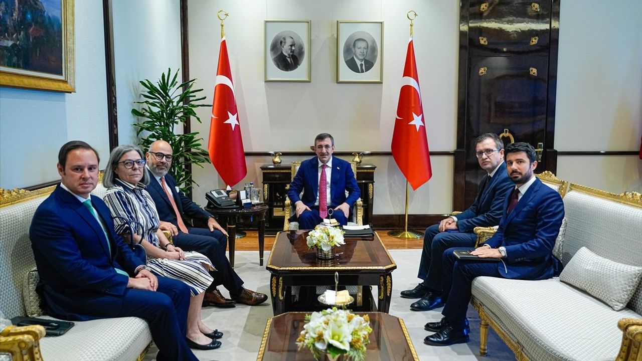 Cumhurbaşkanı Yardımcısı Yılmaz, Portekiz Altyapı ve Konut Bakanı Pinto Luz'u kabul etti