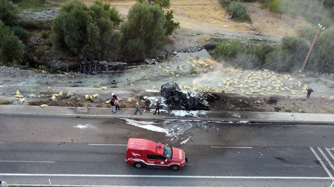 Darende'de fren arızası iddia edilen tır otobüse çarpıp duvara vurdu; yangın çıktı, sürücü yaralandı