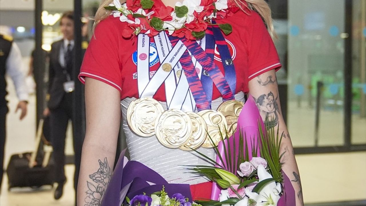 Defne Kurt, Dünya Para Yüzme Şampiyonası'nda 5 altınla zirvede