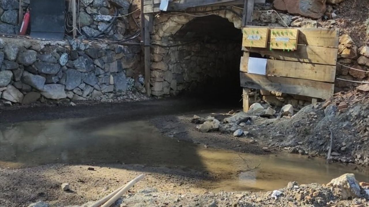 Denizli Acıpayam'da maden ocağında göçük: 2 işçi beline kadar toprak altında