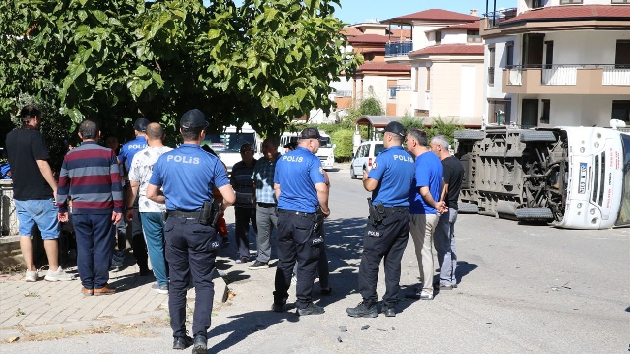 Denizli Merkezefendi'de minibüs ile otomobil çarpıştı: Anne ve iki çocuğu yaralandı