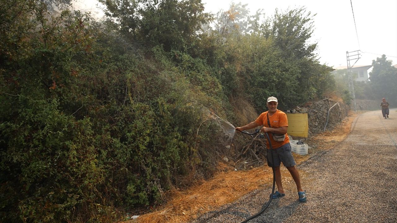 Depremzede Malatyalı çift, Alanya'daki orman yangınında ekiplerle birlikte evleri koruyor