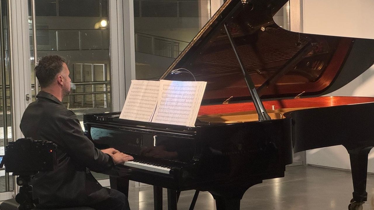 Dimitris Skyllas, İstanbul Modern'de 'The Big Other' eserinin dünya prömiyerini sundu