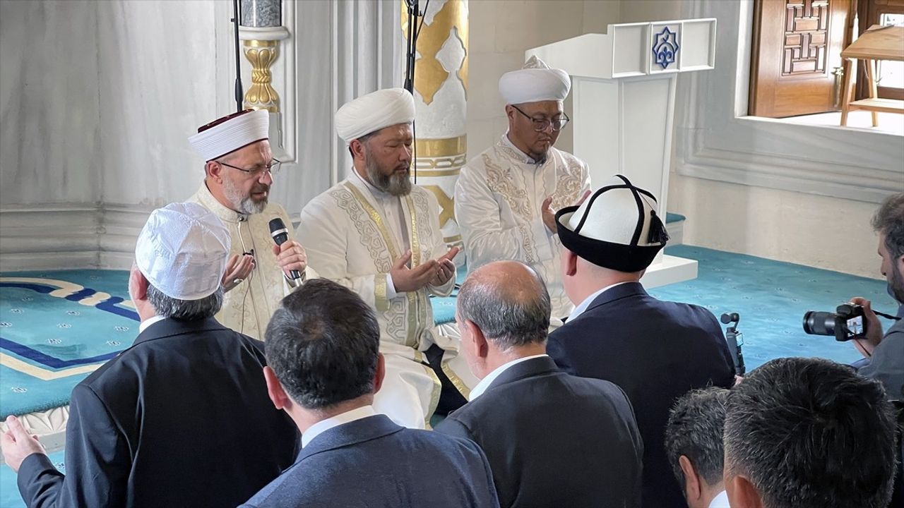 Diyanet Başkanı Ali Erbaş, Bişkek İmam Serahsi Camisi'nde cuma namazını kıldırdı