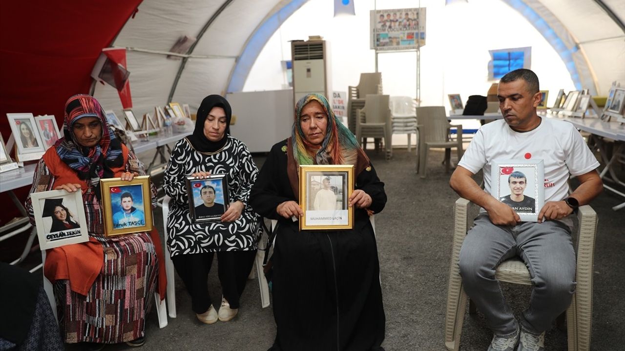 Diyarbakır'da eski HDP il binası önündeki oturma eylemine bir aile daha katıldı