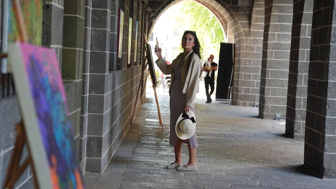 Diyarbakır'da 'Mezopotamya'nın İzleri' sergisi: 3 ülkeden 7 sanatçı, 17 akrilik eser tarihi kilisede