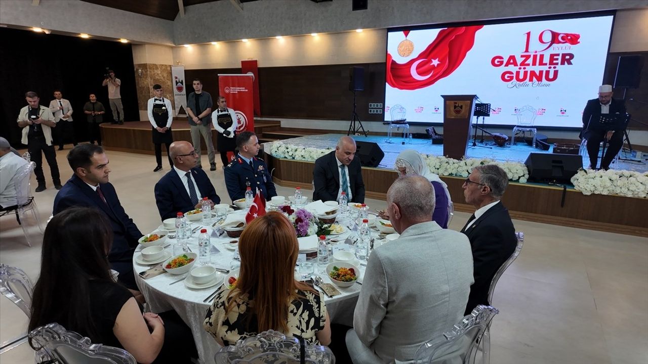 Diyarbakır Valisi Murat Zorluoğlu, 19 Eylül Gaziler Günü'nde şehit yakınları ve gazilerle bir araya geldi