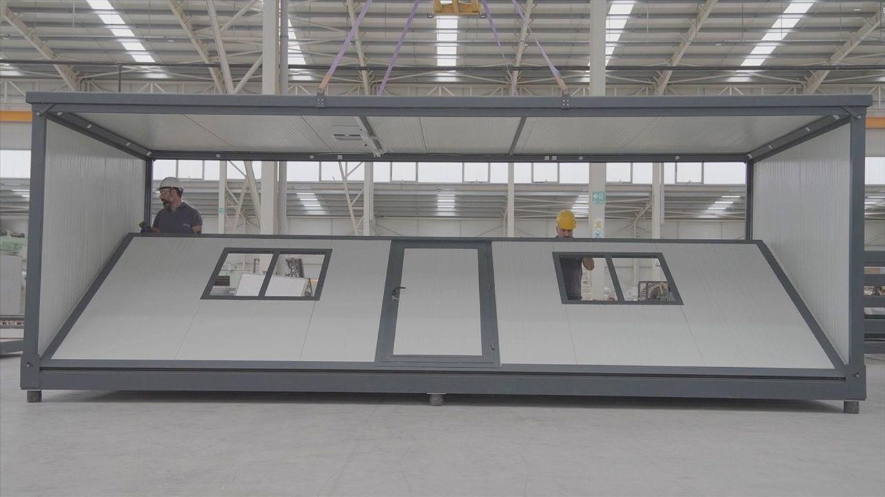 Doğan Zaimoğlu'nun katlanabilir konteyner projesi kızları tarafından tamamlandı