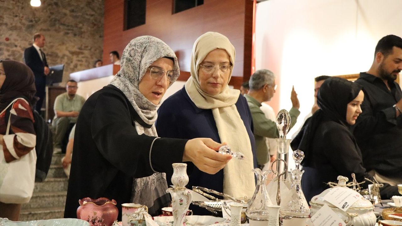 Dolmabahçe'de 'Gazze İçin İyilik' sergisi açıldı — Eser gelirleri Gazze'ye aktarılacak