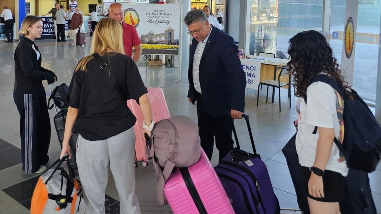 DPÜ Rektörü Prof. Dr. Süleyman Kızıltoprak, 2025-2026 öğrencilerini Kütahya otogarda karşıladı