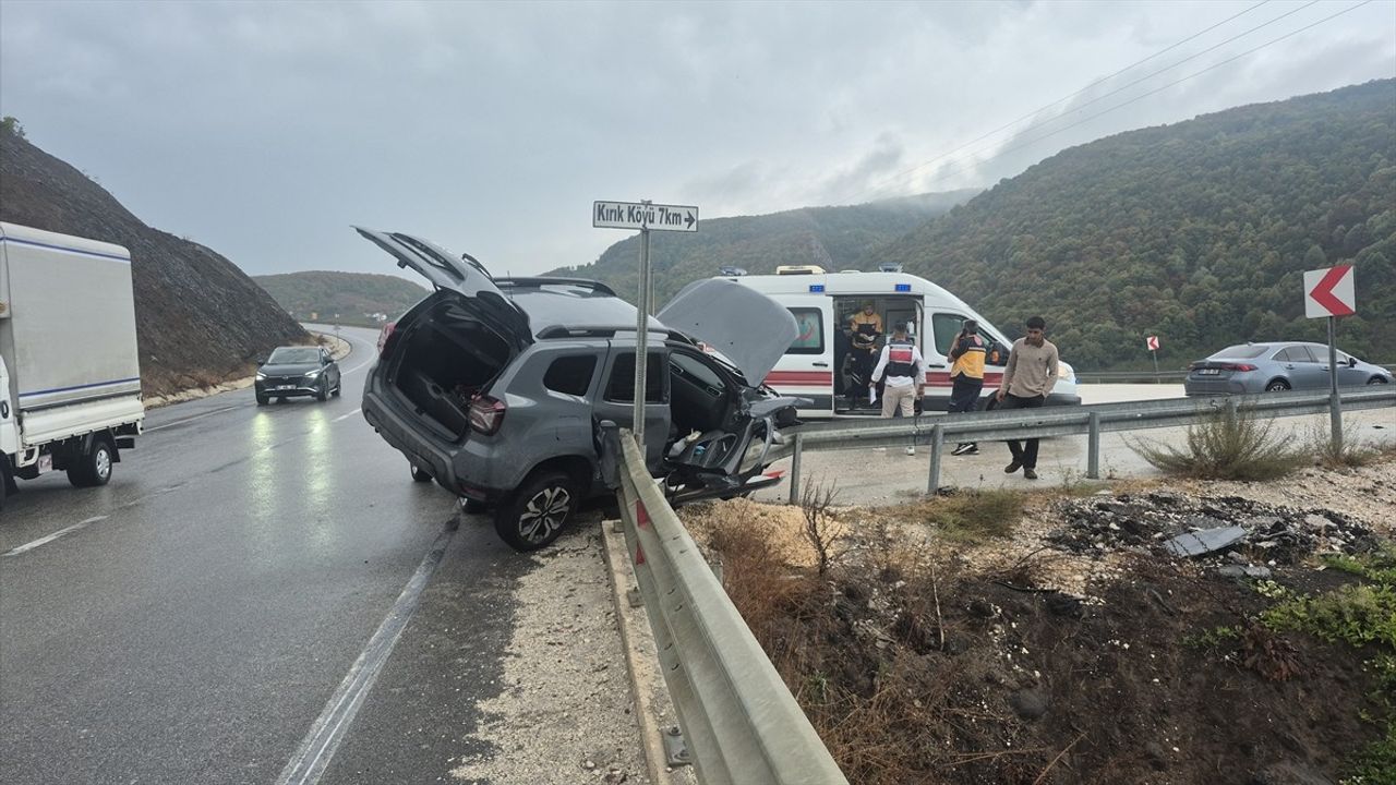 Düzce'nin Yığılca ilçesinde cip ile hafif ticari aracın çarpışması: 3 yaralı
