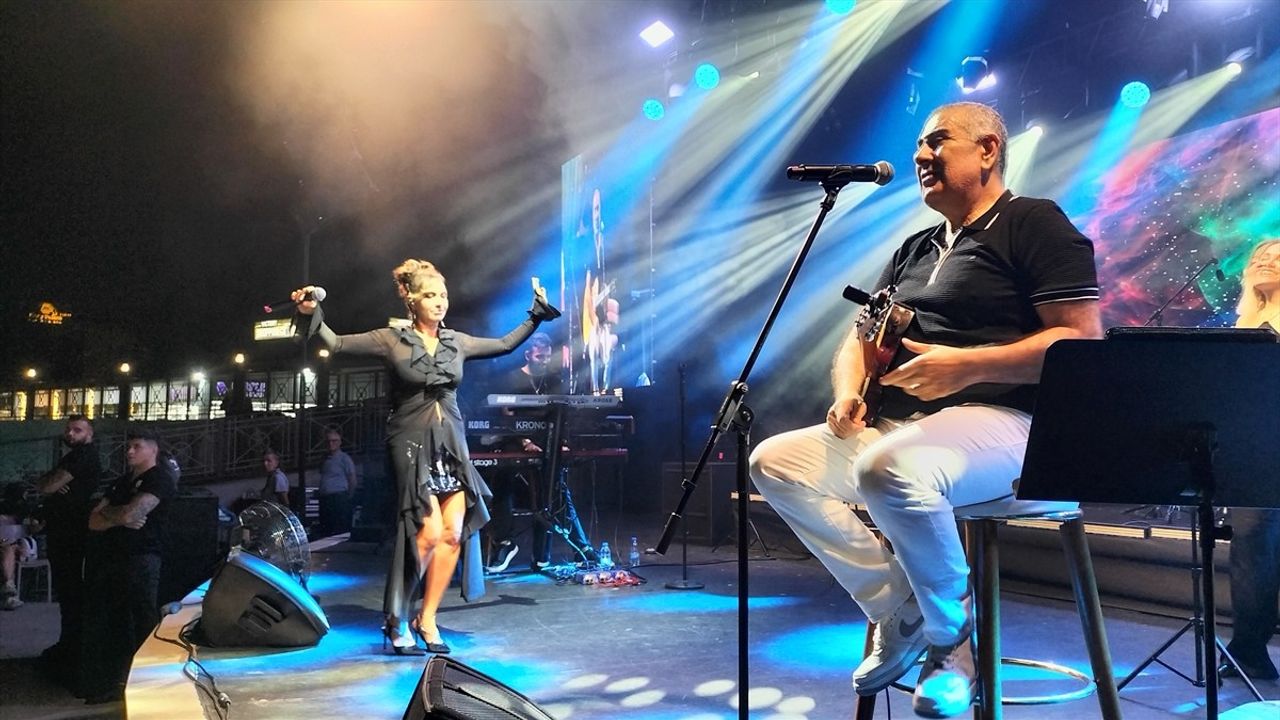 Eda ve Metin Özülkü Manavgat'ta konser verdi, yerli ve yabancı turistler eşlik etti