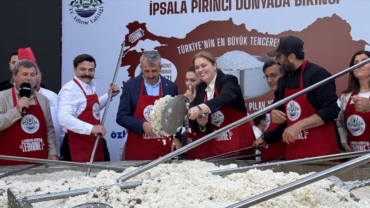 Edirne'de 6 ton İpsala pirinçli pilav festivalde vatandaşlara dağıtıldı