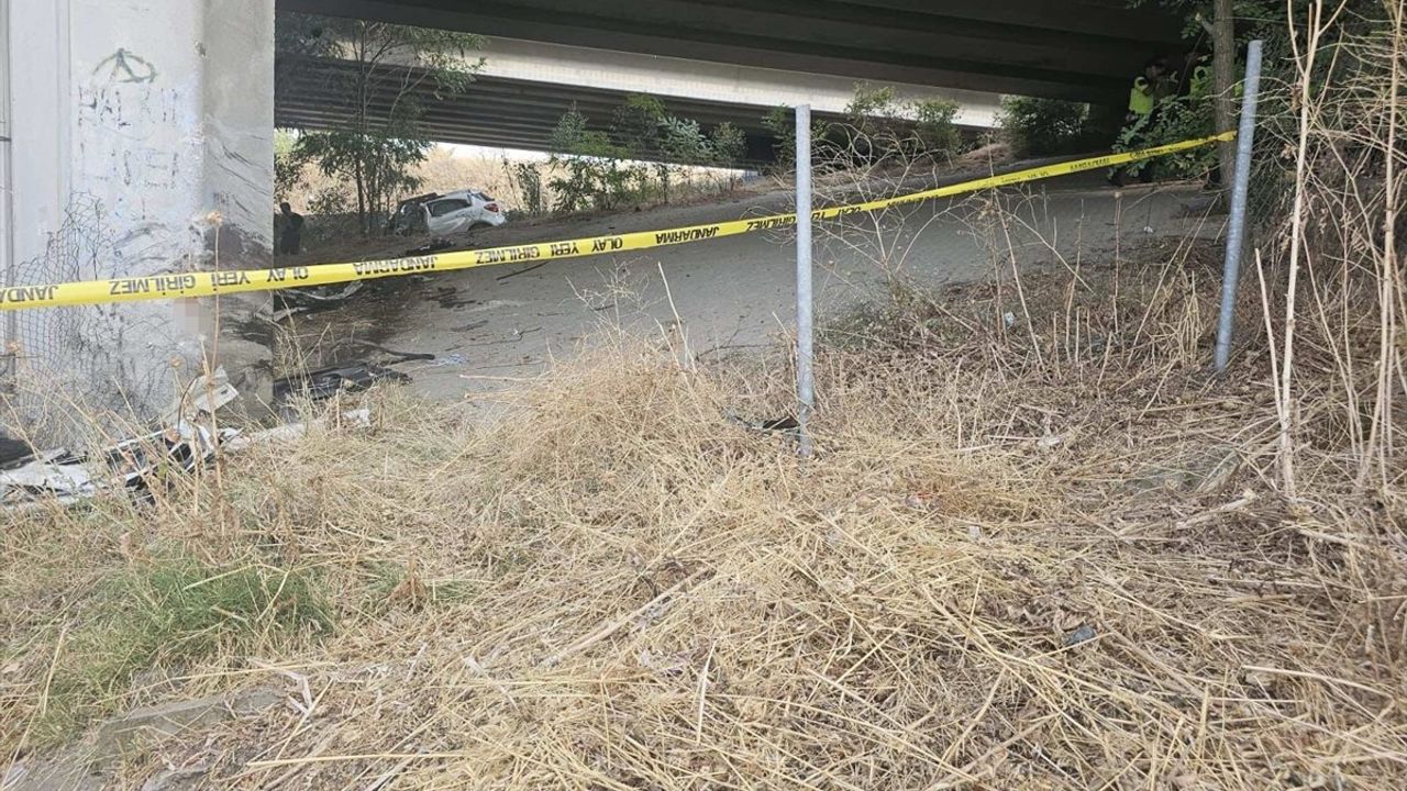 Edirne'de Avrupa Otoyolu'nda Köprü Ayağına Çarpan Sürücü Hayatını Kaybetti