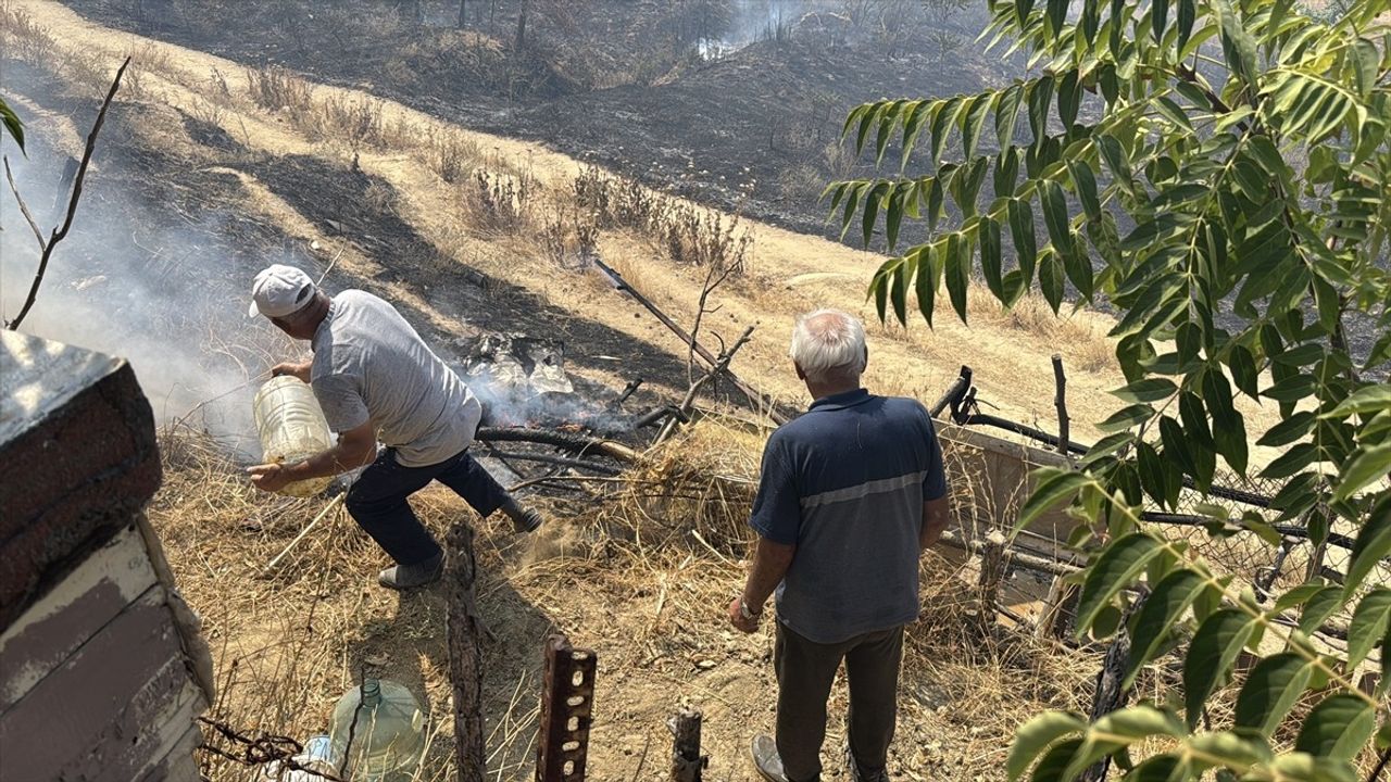 Edirne'de otluk yangını evlere sıçramadan söndürüldü
