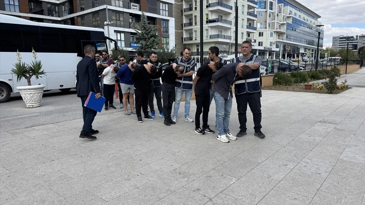 Edirne'de şehit ailesini 846 bin lira dolandırdığı iddia edilen 11 şüpheli adliyeye sevk edildi