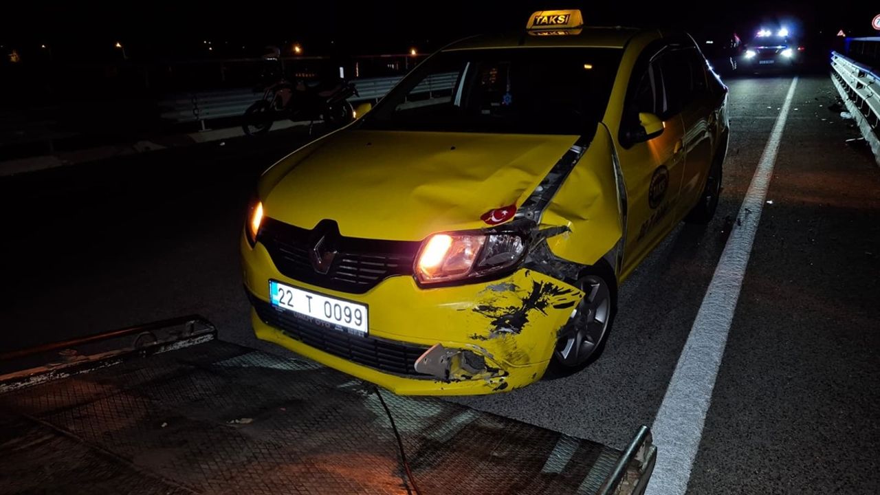 Edirne'de taksi ile elektrikli motosiklet çarpıştı: 2 kişi yaralandı