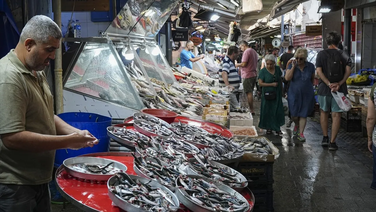 Ege'de balıkçılar sezona bereketli başladı: İlk 10 günde 5 bin ton satış