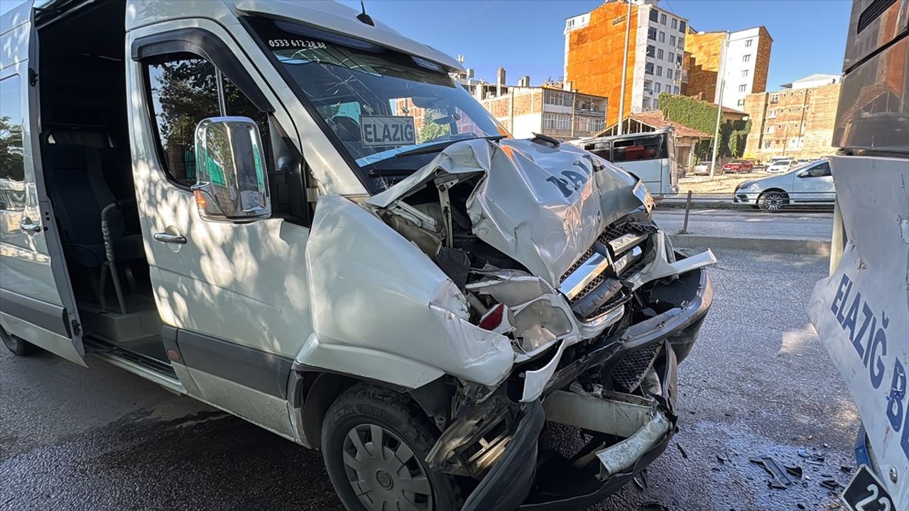 Elazığ'da minibüs, belediye otobüsüne arkadan çarptı: 8 kişi yaralandı