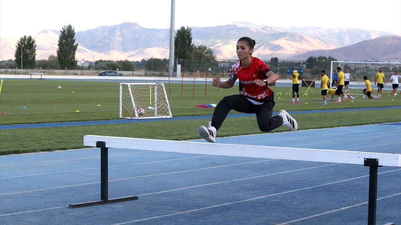 Elif Akçiçek 24 yıllık 2 bin metre engelli rekorunu kırdı, yeni şampiyonluklara hazırlanıyor