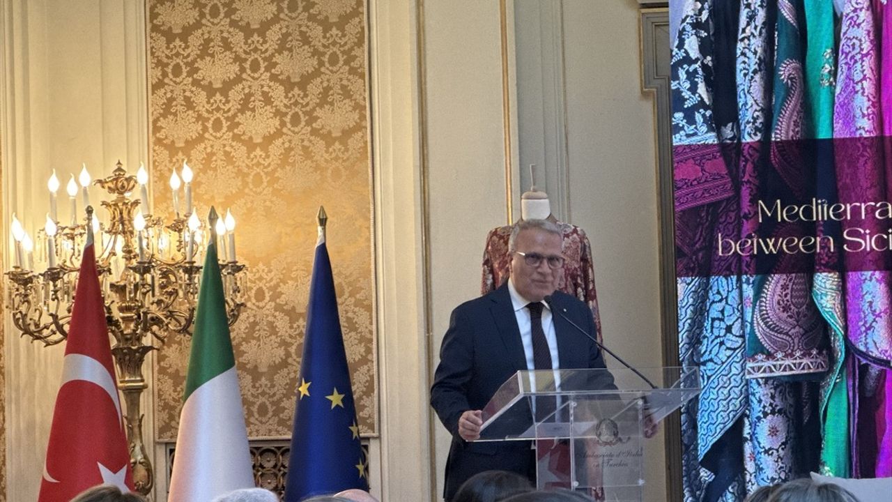 Elio Ferraro'nun kaftan koleksiyonu İstanbul Venedik Sarayı'nda sergilendi