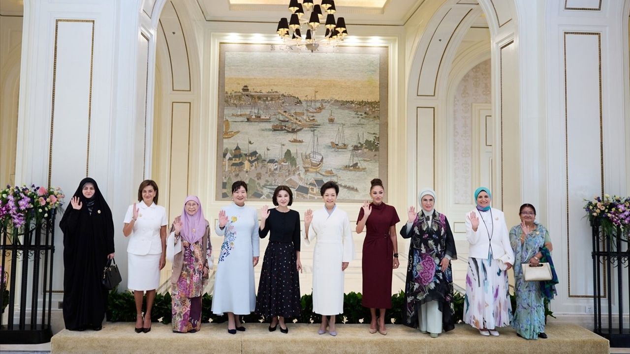 Emine Erdoğan, ŞİÖ Zirvesinde Çin'de lider eşleriyle buluştu