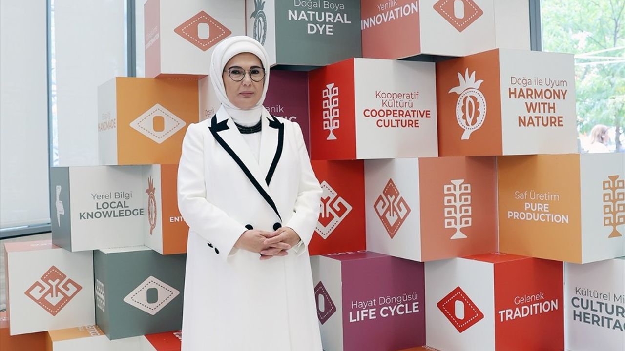 Emine Erdoğan, Türkevi Yakınına Kurulan 'Anadoludakiler' Simit Standını Ziyaret Etti