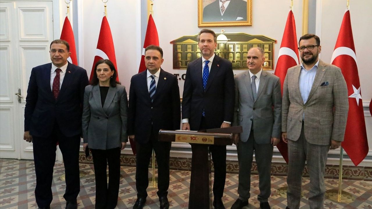 Enerji ve Tabii Kaynaklar Bakanı Bayraktar Manisa Valiliği'ni Ziyaret Etti