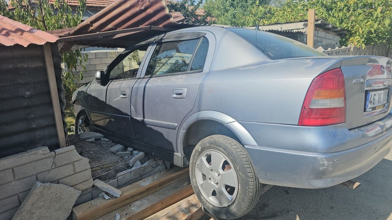Erzincan'da otomobil bahçe duvarına çarptı, 1 kişi yaralandı