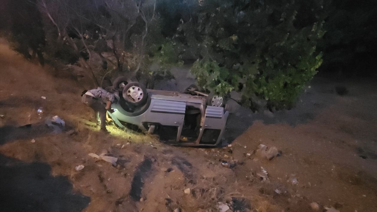 Erzincan'da otomobil ile kamyonetin çarpışması: 3 kişi yaralandı