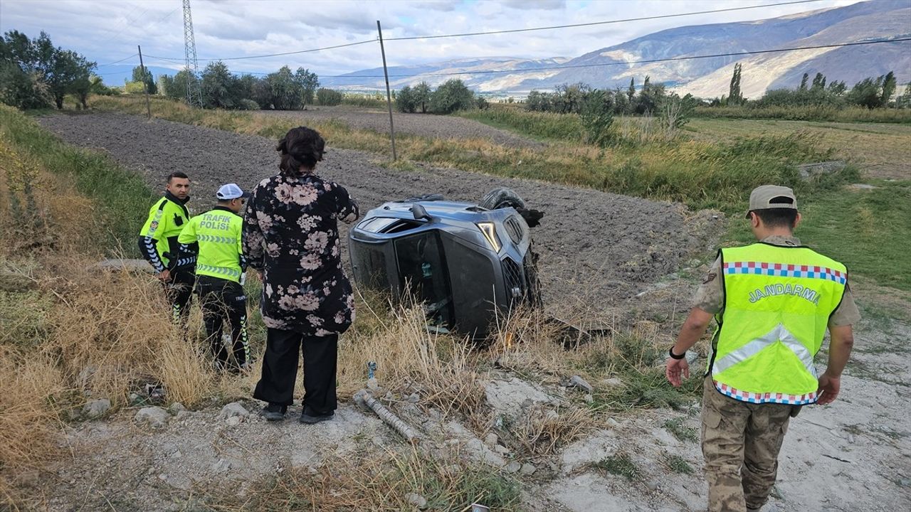 Erzincan'da takla atan otomobilde sıkışan iki kişi polis ve sağlık ekiplerince kurtarıldı