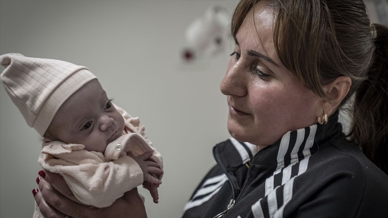 Erzurum'da 690 ve 780 gram doğan prematüre bebekler aylar sonra annelerinin kucağına verildi