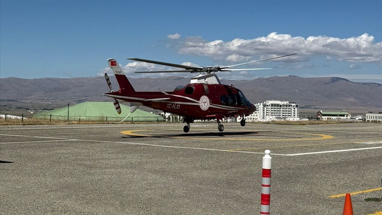Erzurum'da ambulans helikopterle nakledilen 67 yaşındaki kalp krizi hastası anjiyo için hastaneye ulaştırıldı